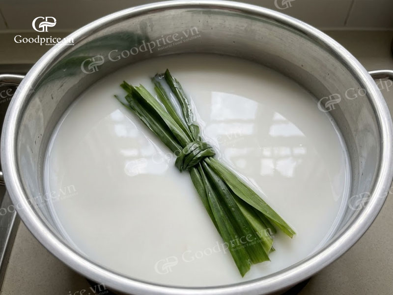 Nấu nước đường và nước cốt dừa