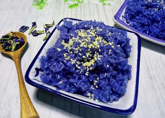 Cách dùng Bột Hoa Đậu Biếc tạo màu cho các món ăn